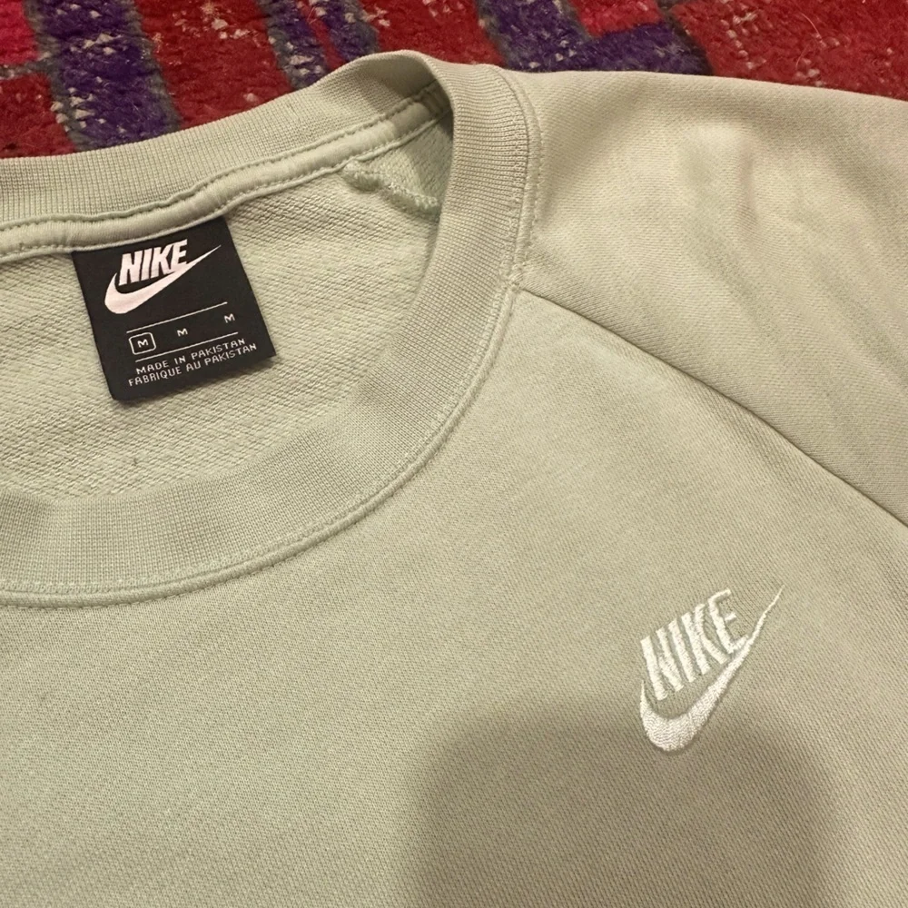 NIKE Cropped Light Green Sweatshirt Sz M - Picture 5 of 11